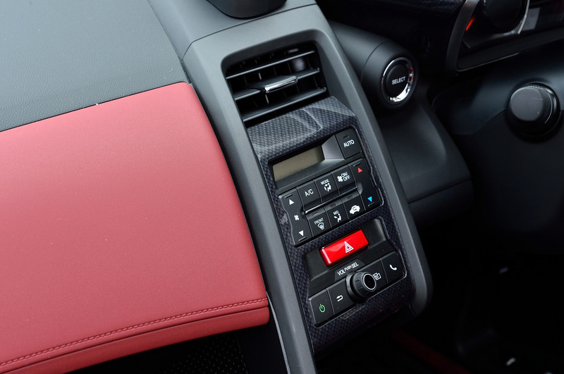 メーターフード両側部、センターコンソールパネル部、助手席エアアウトレットパネル部はカーボン調インテリアパネルが装着される