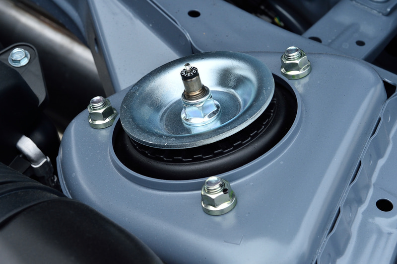 減衰力の調整は専用工具を使いダイヤルを回して行なう