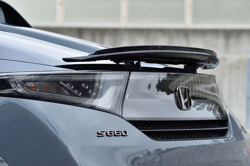 ベースモデルはボディ同色のアクティブスポイラーは、Version Zではブラック仕様となる。走行中は70㎞/hで自動的に展開するが、格納するのはETCレーン通過時に減速した際、後続車に見せるために「あえて35㎞/hに設定した」という。また、停車中でもボタンで展開/格納ができるようになっている。リフト量に関しては、開発段階ではもっと高いのも試したがダウンフォースが強すぎたため、前後バランスを合わせるため今の30mmになったという