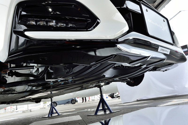 フロントバンパー下にあるエアロガイドフィンは、車体フロア下を抜ける風の流速を速める効果があり、その結果ダウンフォース増にもつながる