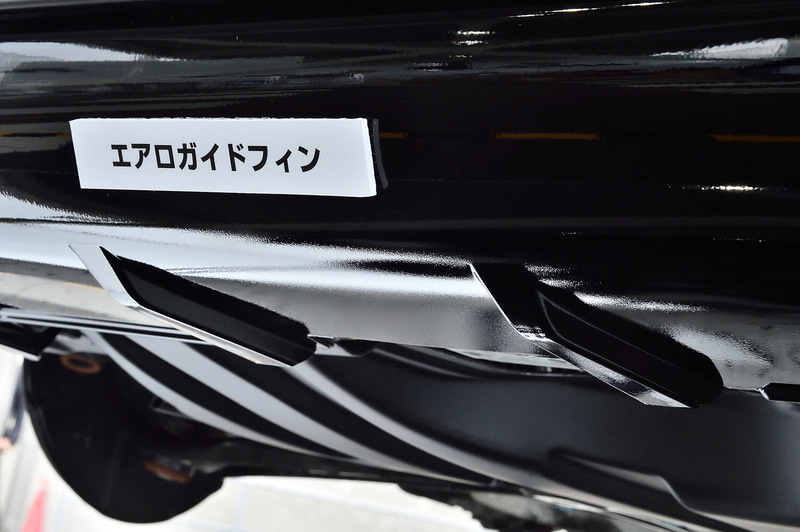 フロントバンパー下にあるエアロガイドフィンは、車体フロア下を抜ける風の流速を速める効果があり、その結果ダウンフォース増にもつながる