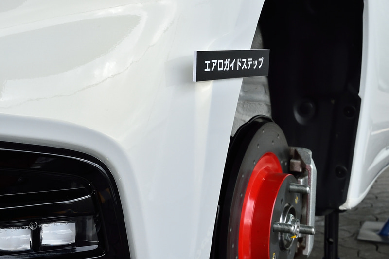 フロントバンパーサイドのエアロガイドステップは、前からの風をボディから離れされる効果がある