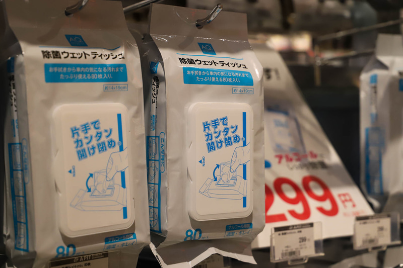 オートバックスのプライベートブランド「AQ．」の除菌ウエットティッシュ。在庫は豊富に用意されている