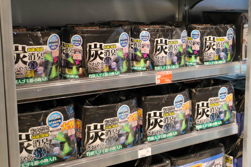 炭による消臭効果もある抗菌加工されたゴミ箱が特に人気だという