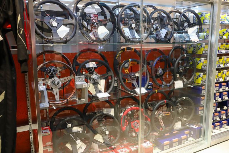 意外（？）にもステアリングの交換が増えているとのこと。A PIT AUTOBACS SHINONOMEもラインナップを豊富に取り揃えていたので、自分好みのステアリングを探してみるのも楽しそう