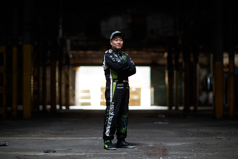 斎藤太吾(さいとう・だいご)埼玉県出身/2008年、2016年にD1グランプリ、2012年にはアメリカで開催されているFormula Driftを制し、世界二大ドリフトシリーズの両方を制覇した唯一のドライバー。2018年にケン・ブロックが主催するGYMKHANA GRiDに初出場にして初優勝を飾った。2019年、国内のドリフトドライバーとして初めてTOYOTA GAZOO Racingとスポンサー契約を締結。同年、世界初の新型GR SUPRAドリフト仕様車を発表。また、レースに参戦する傍らカーショップ「Fat Five Racing」を営み、自身のレース車両の製作はもちろんのこと、コルベットやランボルギーニをドリフト仕様に仕上げるなど、他に類を見ないマシンを世に送り出してきた