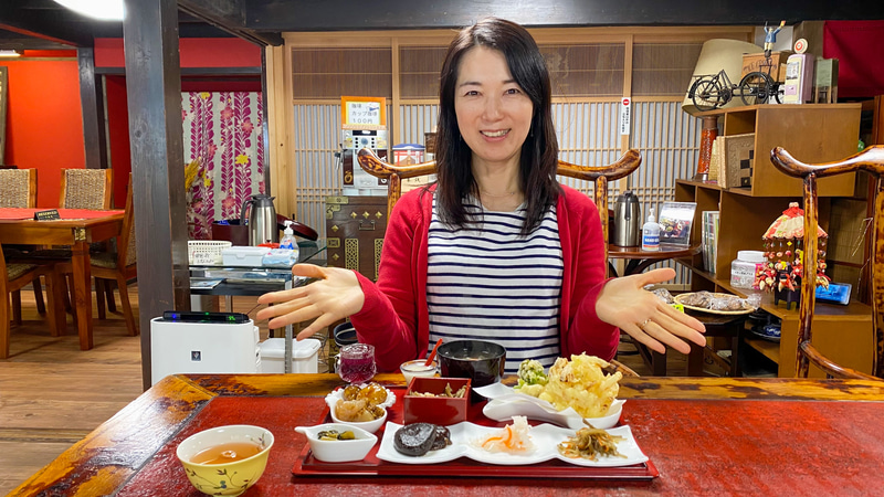 蕎麦カフェ 神庭のランチメニューはこんなに豪華！　ボリュームたっぷりの天ぷらが迫力ありますが、さらにここに手打ち蕎麦が加わるので、もうお腹いっぱい、どれも美味しくて大満足です。しかもお値段1000円ほどと、申し訳ないくらいでした。窓からは山の景色が楽しめて、とてもほっこり癒される空間です。