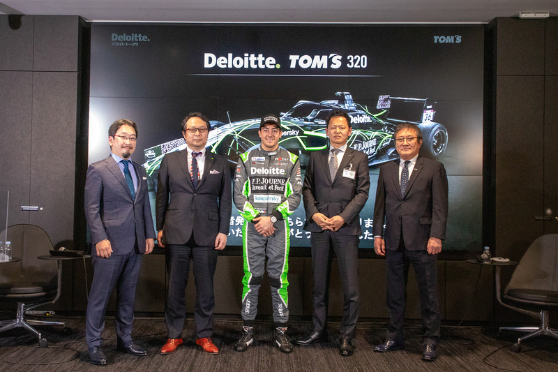 出席者は左から、デロイト トーマツ フィナンシャルアドバイザリーの三木要氏、同じく前田善宏氏。そしてレーシングドライバーのジュリアーノ・アレジ選手。トムス 代表取締役社長の谷本勲氏、同取締役会長の舘信秀氏の計5名