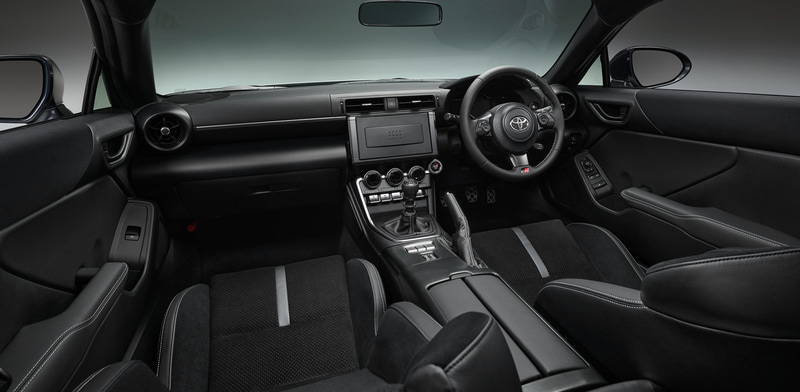 室内では水平に構成されたインパネとスイッチなどの操作系を最適配置。メーターには7インチTFTディスプレイを採用する