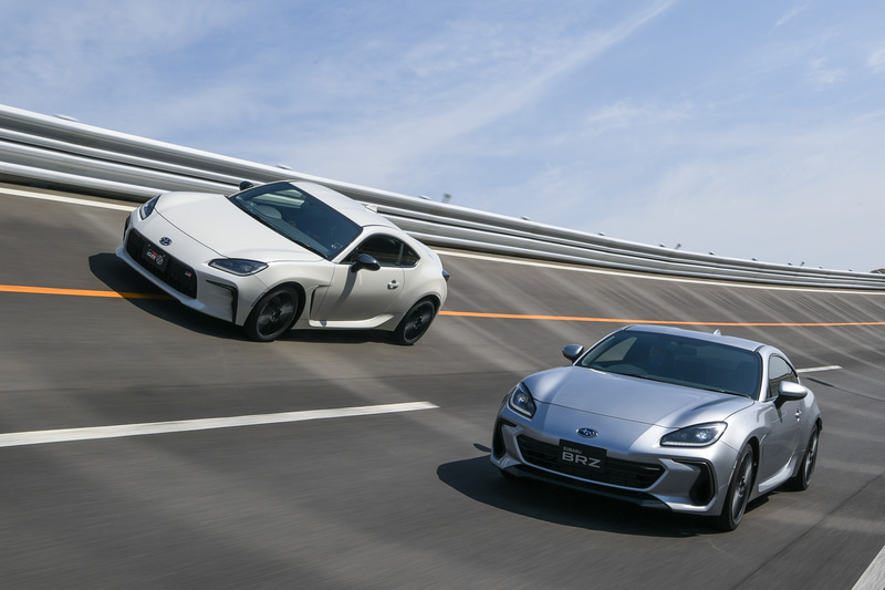 「86」の車名は「GR 86」（写真左。右はスバルの新型「BRZ」）に