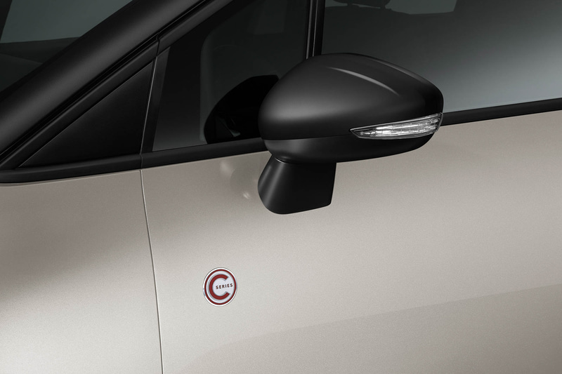 ドアミラー下フロントドアにC-Seriesのバッヂを装着