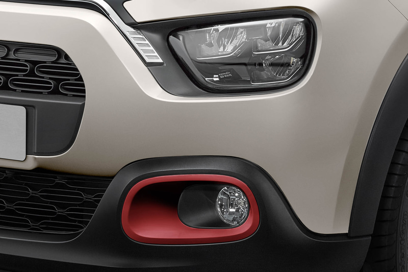 フロントのフォグランプベゼルに、上質感のあるマット仕上げのディープレッドを採用