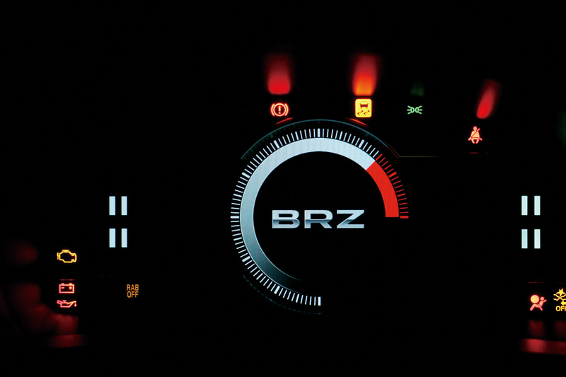 室内では水平基調のインストルメントパネルや低く設置したメーターバイザー、スポーツシートなどを採用