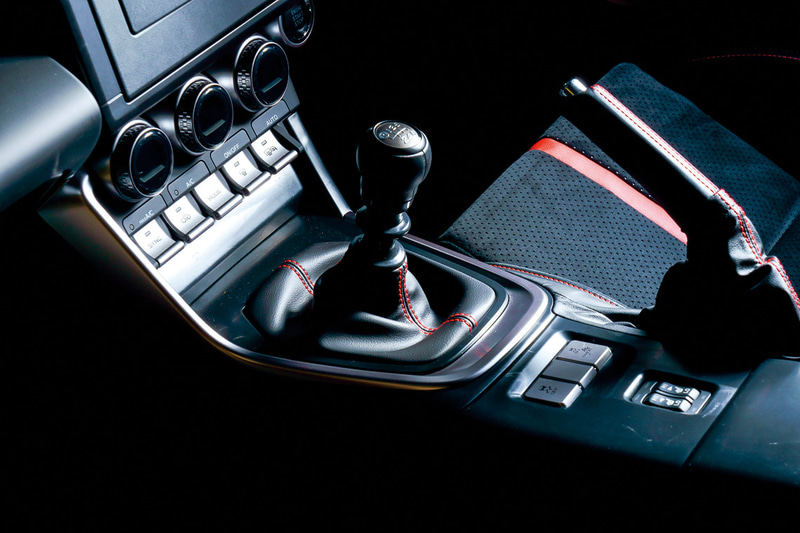 室内では水平基調のインストルメントパネルや低く設置したメーターバイザー、スポーツシートなどを採用