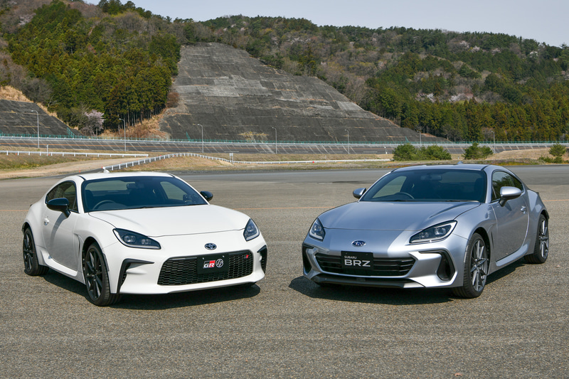 新型「BRZ」（右）と「GR 86」（左）