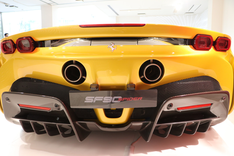 マフラーはリアバンパー中央に2本