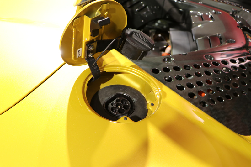 エンジン左側に給電ポートを完備