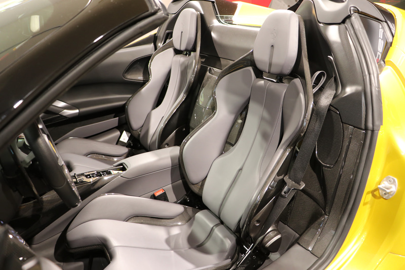 両席ともカーボン製バケットシート