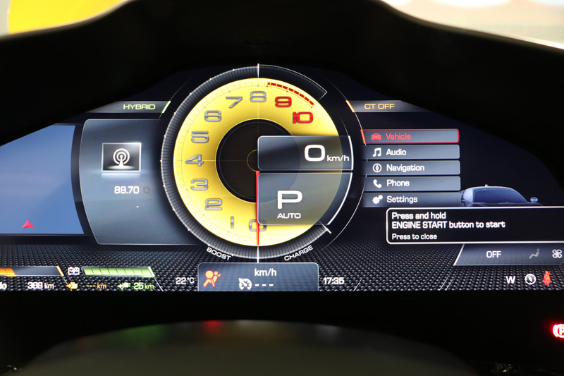 メータパネルは16インチのフリーフォーム曲面ディスプレイを採用