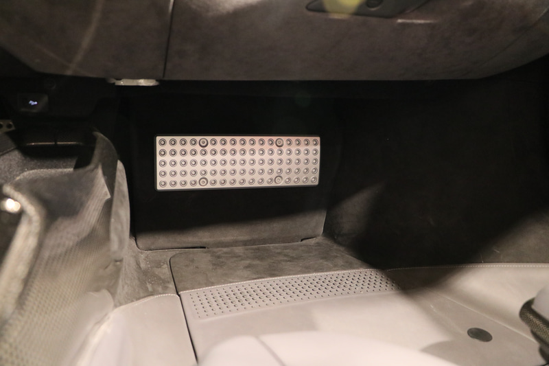 助手席にはアルミ製フットレストが付く