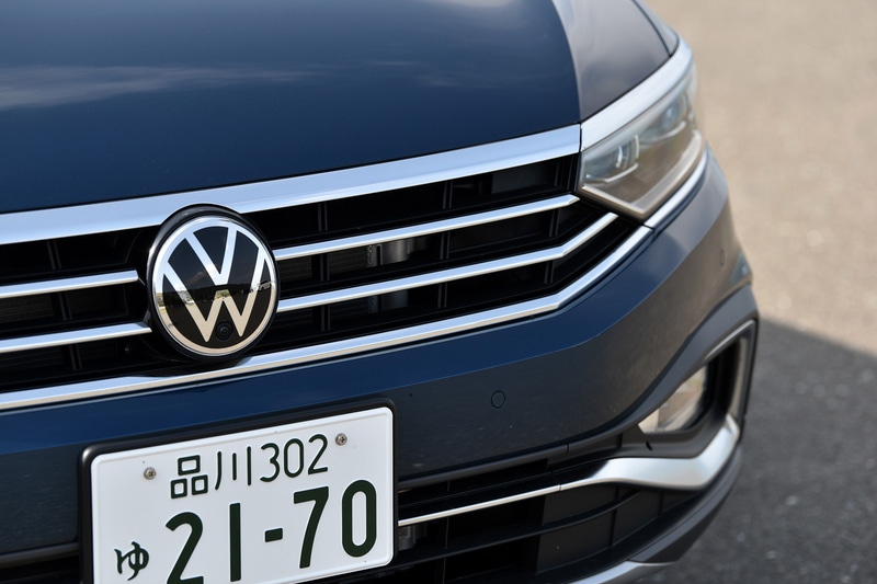 パサート オールトラックでは同一車線内全車速運転支援システム「Travel Assist」やLEDマトリックスヘッドライト「IQ.LIGHT」などの運転支援システムを全車に標準装備。外観ではアンダーボディ保護機能がある専用バンパーとサイドシル、そして頑丈なホイールエクステンションといった専用装備が与えられる。足下は18インチアルミホイールにコンチネンタル「コンチスポーツコンタクト5」（235/45R18）の組み合わせ