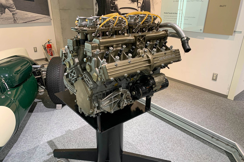 RA271の1.5リッターV12エンジン。時計のように精巧な、という形容詞が使われた。もはや工芸品である