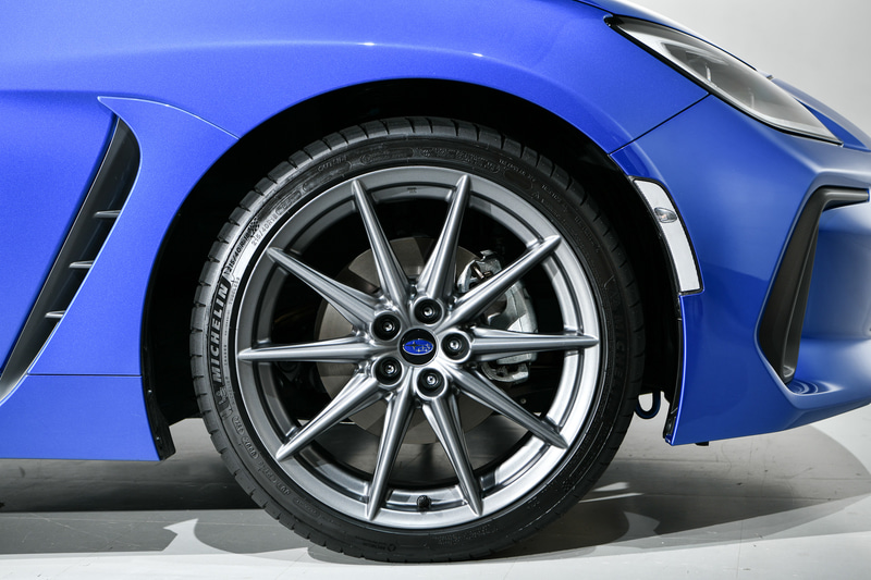 より低く、よりワイドに設置されたヘキサゴングリルが低重心を主張するとともに、グリルから始まり後方へ連なる芯の通った造形とすることで体幹の力強さを表現した新型BRZ