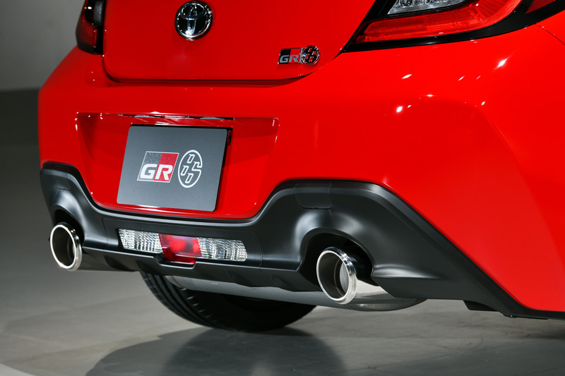 新型GR 86ではベルトラインから水平に通ったフェンダートップによってFRらしい車両姿勢にするとともに、水平に低く通ったアンダーボディとキャビン後部の絞り込みでワイドなスタンスと低重心を表現。フロントではGRブランド専用の「FUNCTIONAL MATRIX GRILL」を採用。ボディサイズ（開発目標値）は4265×1775×1310mm（全高はルーフアンテナ含む。ルーフ高は1280mm）、ホイールベースは2575mm