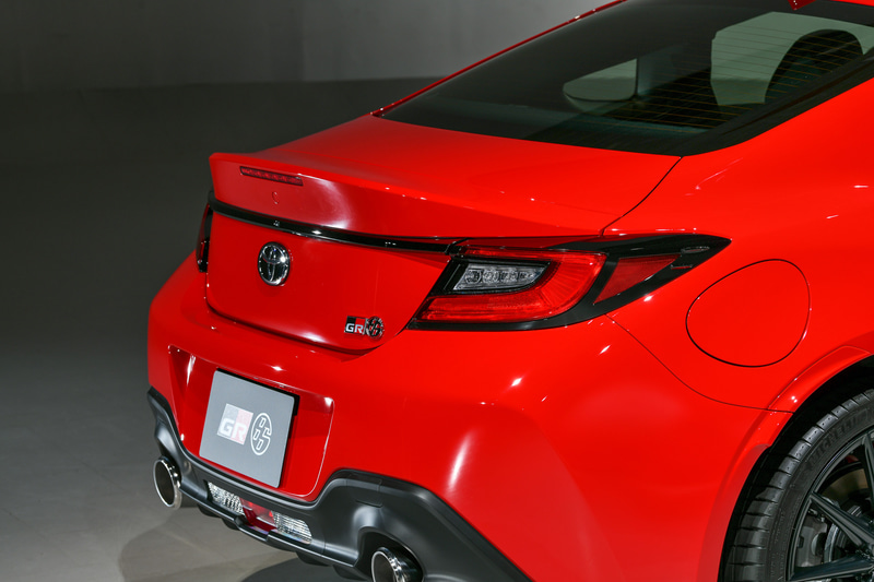 新型GR 86ではベルトラインから水平に通ったフェンダートップによってFRらしい車両姿勢にするとともに、水平に低く通ったアンダーボディとキャビン後部の絞り込みでワイドなスタンスと低重心を表現。フロントではGRブランド専用の「FUNCTIONAL MATRIX GRILL」を採用。ボディサイズ（開発目標値）は4265×1775×1310mm（全高はルーフアンテナ含む。ルーフ高は1280mm）、ホイールベースは2575mm