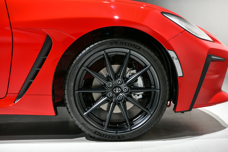 新型GR 86ではベルトラインから水平に通ったフェンダートップによってFRらしい車両姿勢にするとともに、水平に低く通ったアンダーボディとキャビン後部の絞り込みでワイドなスタンスと低重心を表現。フロントではGRブランド専用の「FUNCTIONAL MATRIX GRILL」を採用。ボディサイズ（開発目標値）は4265×1775×1310mm（全高はルーフアンテナ含む。ルーフ高は1280mm）、ホイールベースは2575mm