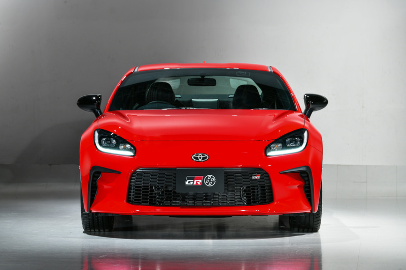 新型GR 86ではベルトラインから水平に通ったフェンダートップによってFRらしい車両姿勢にするとともに、水平に低く通ったアンダーボディとキャビン後部の絞り込みでワイドなスタンスと低重心を表現。フロントではGRブランド専用の「FUNCTIONAL MATRIX GRILL」を採用。ボディサイズ（開発目標値）は4265×1775×1310mm（全高はルーフアンテナ含む。ルーフ高は1280mm）、ホイールベースは2575mm