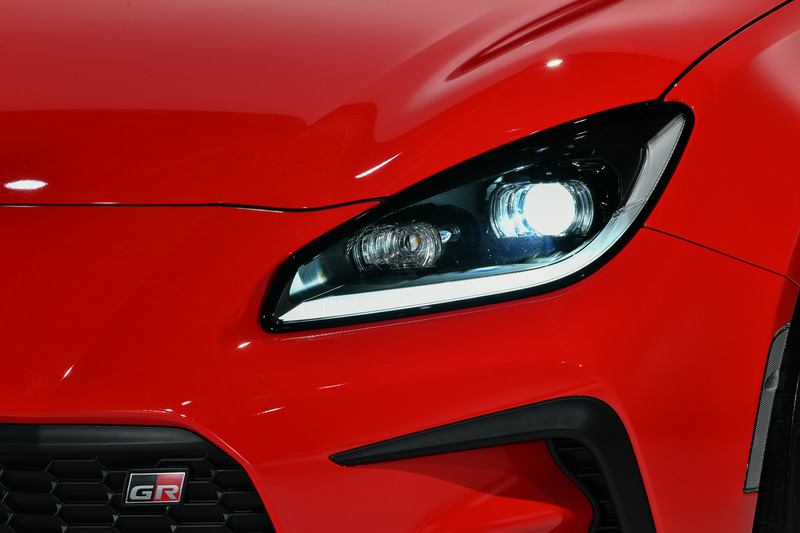 新型GR 86ではベルトラインから水平に通ったフェンダートップによってFRらしい車両姿勢にするとともに、水平に低く通ったアンダーボディとキャビン後部の絞り込みでワイドなスタンスと低重心を表現。フロントではGRブランド専用の「FUNCTIONAL MATRIX GRILL」を採用。ボディサイズ（開発目標値）は4265×1775×1310mm（全高はルーフアンテナ含む。ルーフ高は1280mm）、ホイールベースは2575mm