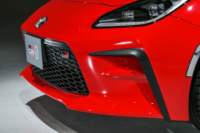 新型GR 86ではベルトラインから水平に通ったフェンダートップによってFRらしい車両姿勢にするとともに、水平に低く通ったアンダーボディとキャビン後部の絞り込みでワイドなスタンスと低重心を表現。フロントではGRブランド専用の「FUNCTIONAL MATRIX GRILL」を採用。ボディサイズ（開発目標値）は4265×1775×1310mm（全高はルーフアンテナ含む。ルーフ高は1280mm）、ホイールベースは2575mm