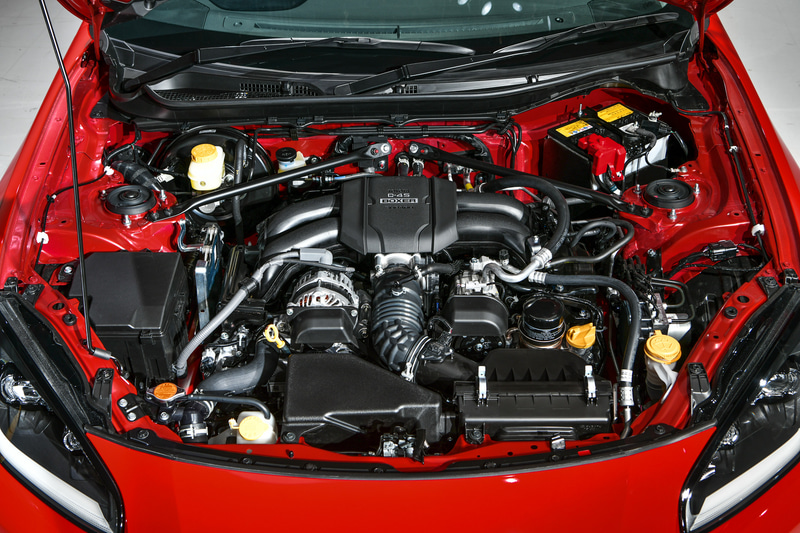 GR 86（上）およびBRZ（下）は最高出力173kW（235PS）/7000rpm、最大トルク250Nm（25.5kgfm）/3700rpmを発生する水平対向4気筒 2.4リッター「FA24」型エンジンを搭載