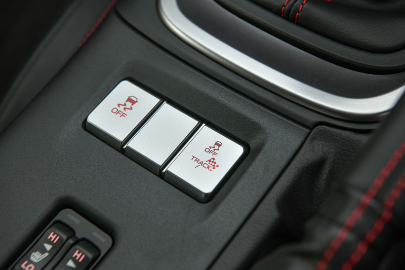 新型GR 86の室内。撮影車は6速AT仕様。室内では水平に構成されたインパネとスイッチなどの操作系を最適配置し、運転に集中できる空間を実現したほか、メーターには7インチTFTディスプレイを採用