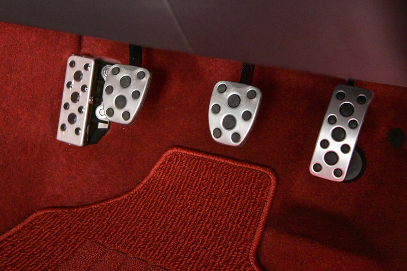 新型GR 86の室内。撮影車は6速AT仕様。室内では水平に構成されたインパネとスイッチなどの操作系を最適配置し、運転に集中できる空間を実現したほか、メーターには7インチTFTディスプレイを採用