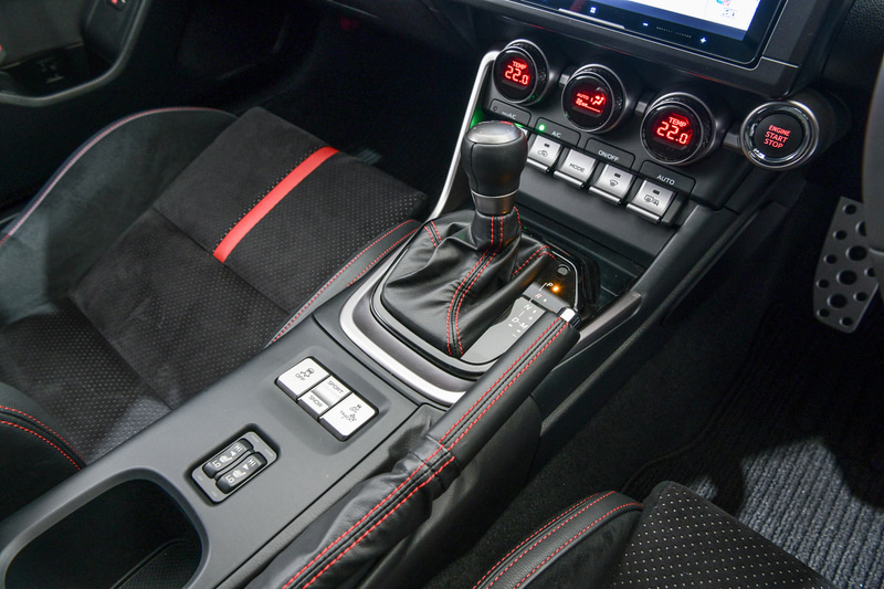 新型GR 86とBRZのサイドブレーキは手引き