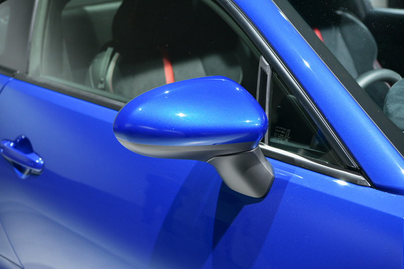 より低く、よりワイドに設置されたヘキサゴングリルが低重心を主張するとともに、グリルから始まり後方へ連なる芯の通った造形とすることで体幹の力強さを表現した新型BRZ