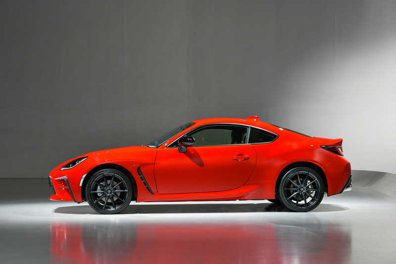 新型GR 86ではベルトラインから水平に通ったフェンダートップによってFRらしい車両姿勢にするとともに、水平に低く通ったアンダーボディとキャビン後部の絞り込みでワイドなスタンスと低重心を表現。フロントではGRブランド専用の「FUNCTIONAL MATRIX GRILL」を採用。ボディサイズ（開発目標値）は4265×1775×1310mm（全高はルーフアンテナ含む。ルーフ高は1280mm）、ホイールベースは2575mm