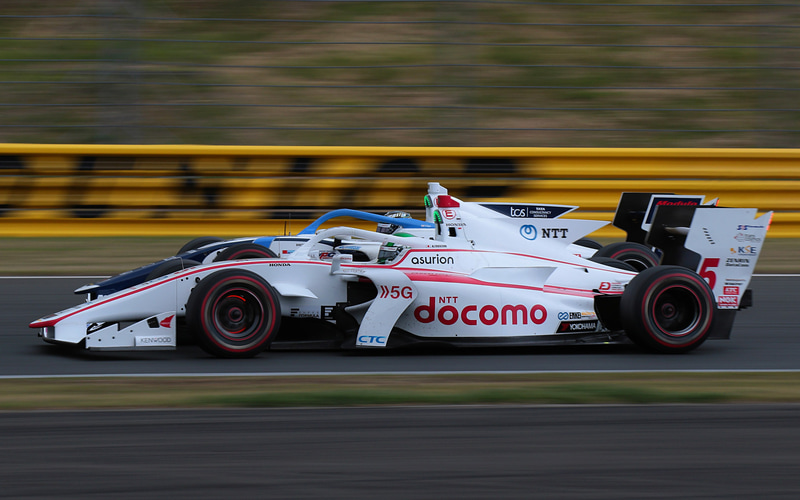 ピットアウト後、タイヤが暖まっている大湯選手と激しいバトルを繰り広げる福住選手（手前）