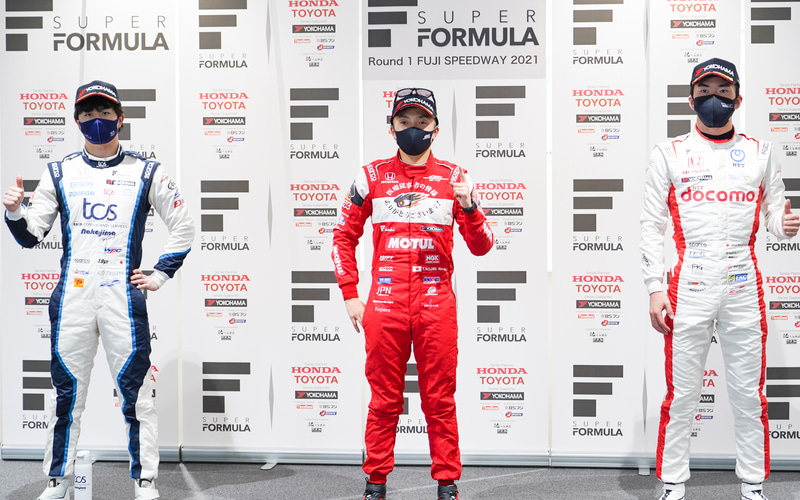 予選のトップ3。ポールポジションの野尻智紀選手（中央）、2位の大湯都史樹選手（左）、3位の笹原右京選手（右）