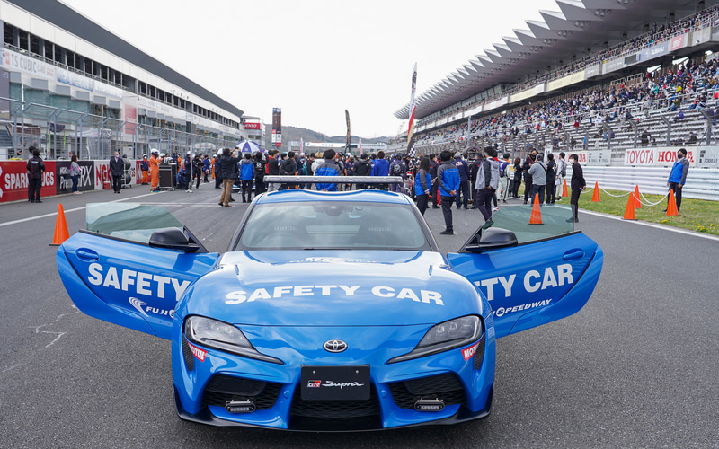 スターティンググリッド、セーフティカーは青いGR スープラ