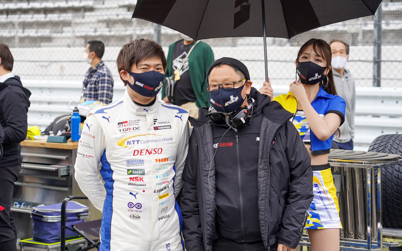 スターティンググリッドでの大嶋選手と、ルーキーレーシングチームオーナーである豊田章男氏
