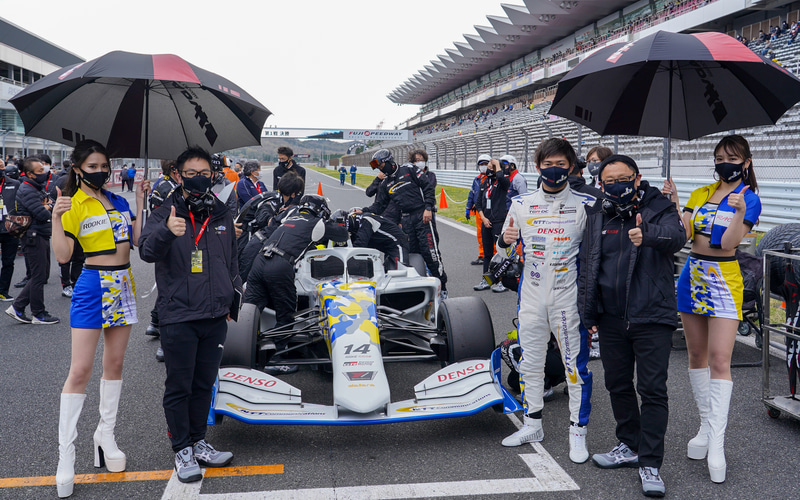 チーム関係者と記念撮影