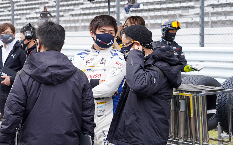 スタート前に話し込む大嶋選手と豊田オーナー