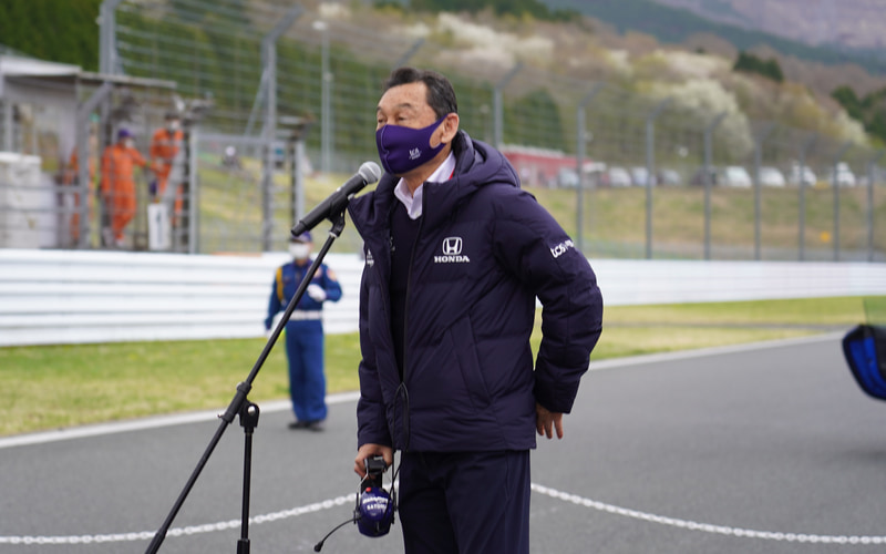 レース前、ファンに向かってあいさつする株式会社日本レースプロモーション 会長 中嶋悟氏