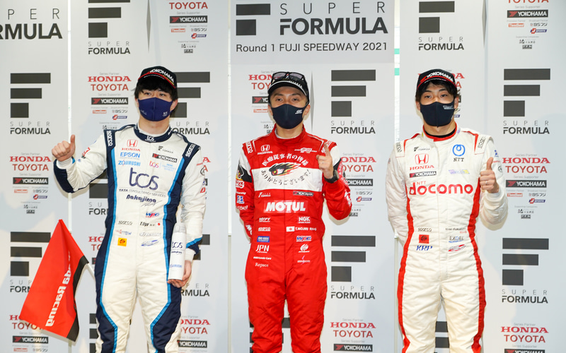 優勝した野尻智紀選手（中央）、2位の大湯都史樹選手（左）、3位の福住仁嶺選手（右）