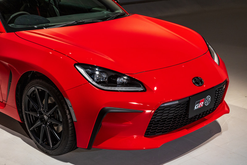 フロントはGRならではの「FUNCTIONAL MATRIX GRILL」を採用