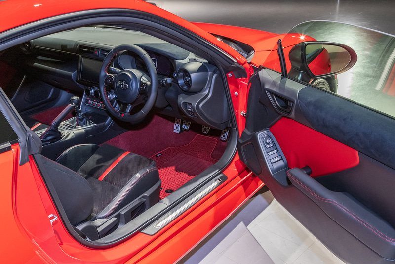 ブラック×レッド内装だとフロアカーペットもレッドに。このほかブラック×シルバー内装モデルが用意され、その場合はフロアカーペットはブラックになる