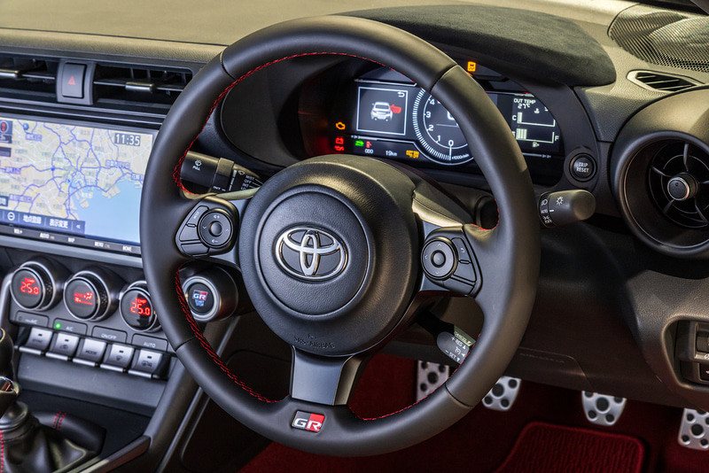 ステアリングはGRバッヂが付いた本革巻き